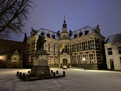 913204 Gezicht op het Academiegebouw (Domplein 29) te Utrecht, met links het standbeeld van Graaf Jan van Nassau, ...